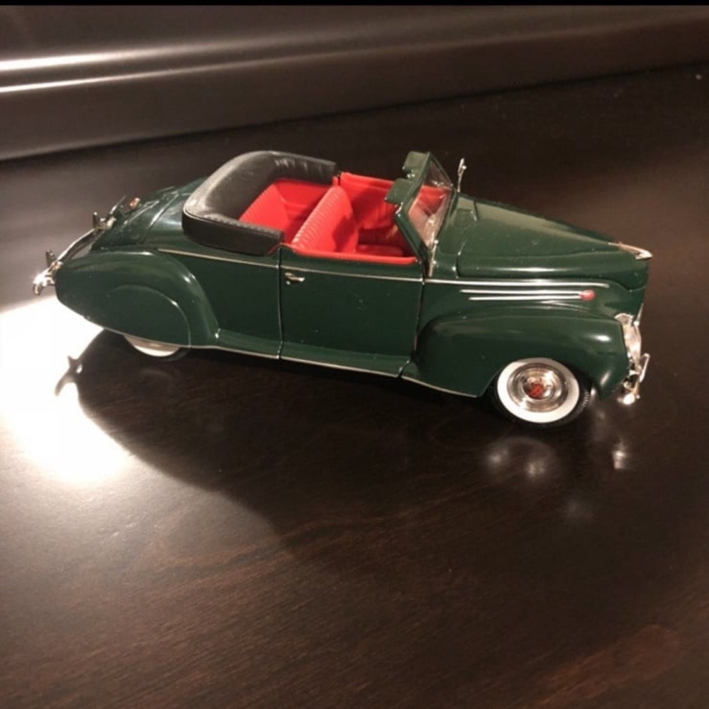 Vintage 1939 Lincoln Zephyr Convertible Diecast Car 1:32 Collectible - Picture 2 of 6